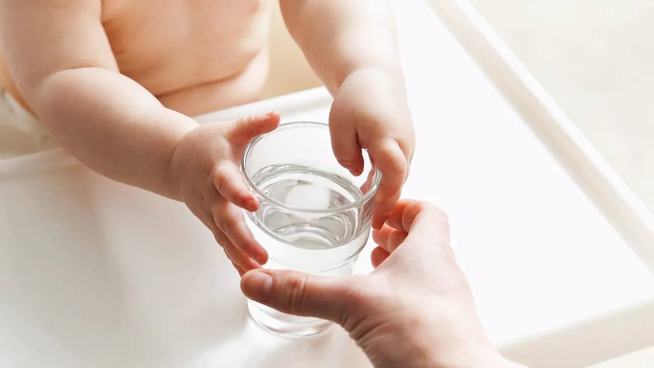 Jak odzwyczaić dziecko od picia mleka z butelki i uniknąć problemów