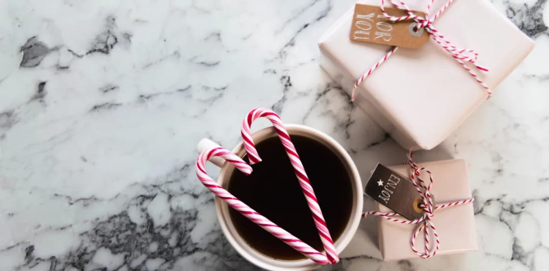 Najlepsze pomysły na prezenty dla rodziców pod choinkę, które ich zaskoczą