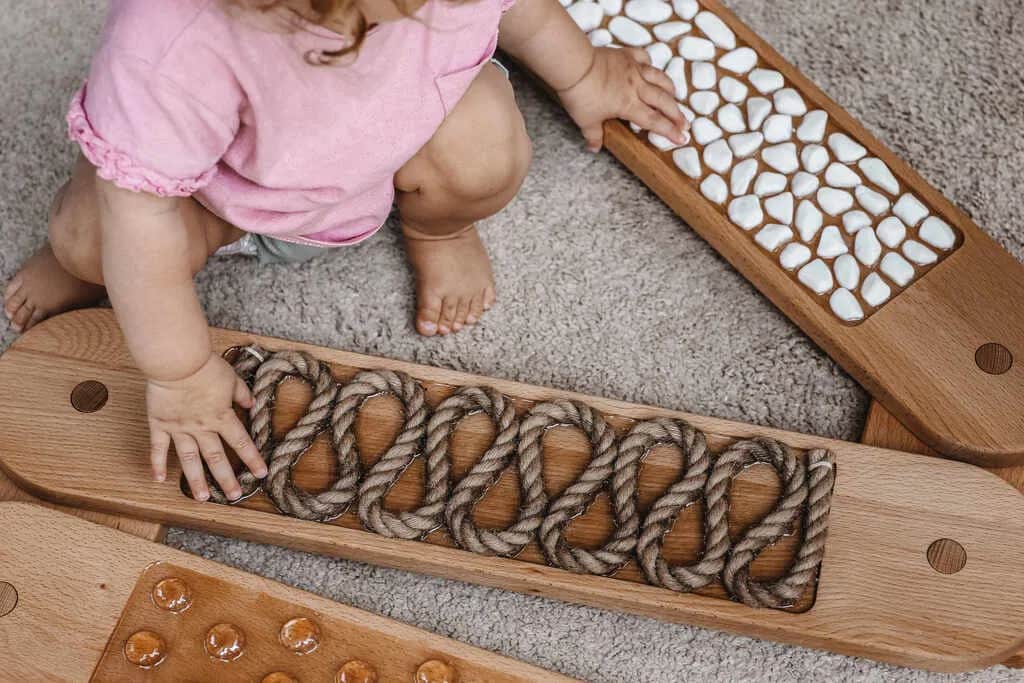 Plansze sensoryczne: jak wspierają rozwój dzieci i co wybrać