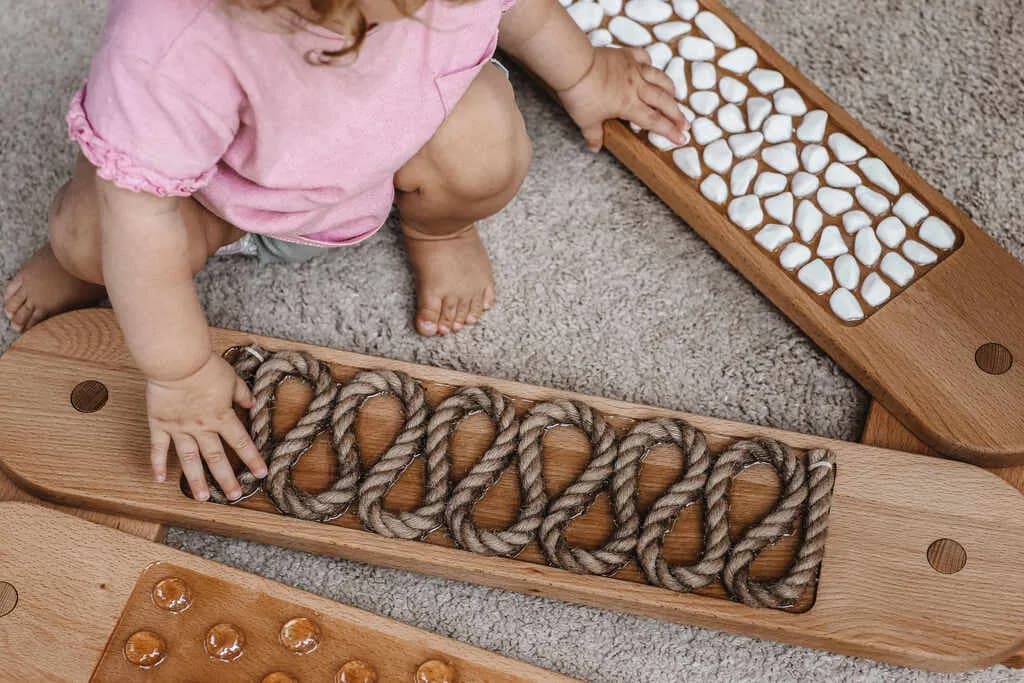 Plansze sensoryczne: jak wspierają rozwój dzieci i co wybrać