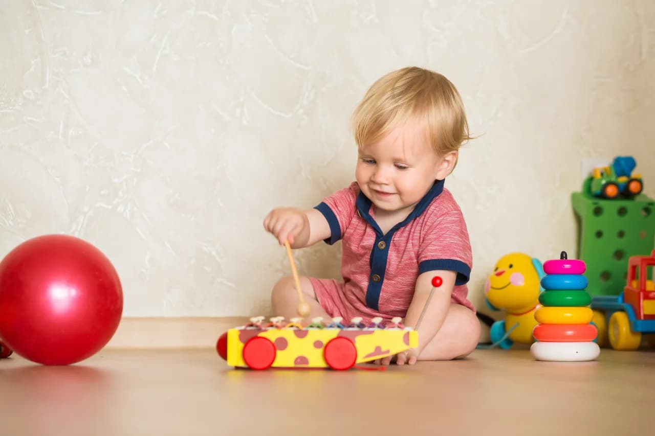 Zabawy sensoryczne w żłobku: Jak wspierać rozwój dzieci?