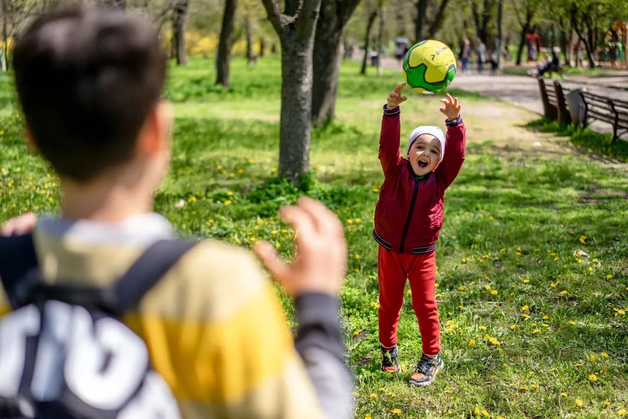 Pomysły na zajęcia sensoryczne, które rozweselą każde dziecko